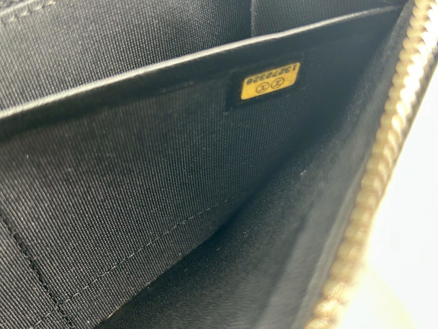 D250909-6-1へ CHANEL	長財布	マトラッセ　ラウンドファスナー